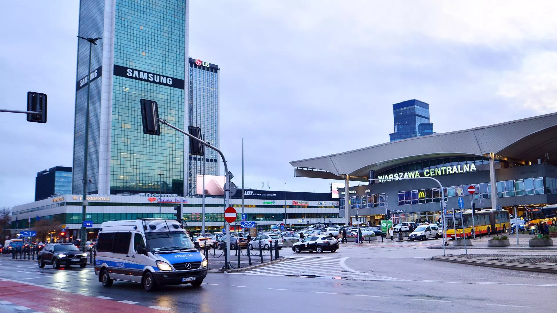 Pożar w Biedronce na Dworcu Centralnym w Warszawie. Ewakuacja kilkudziesięciu osób