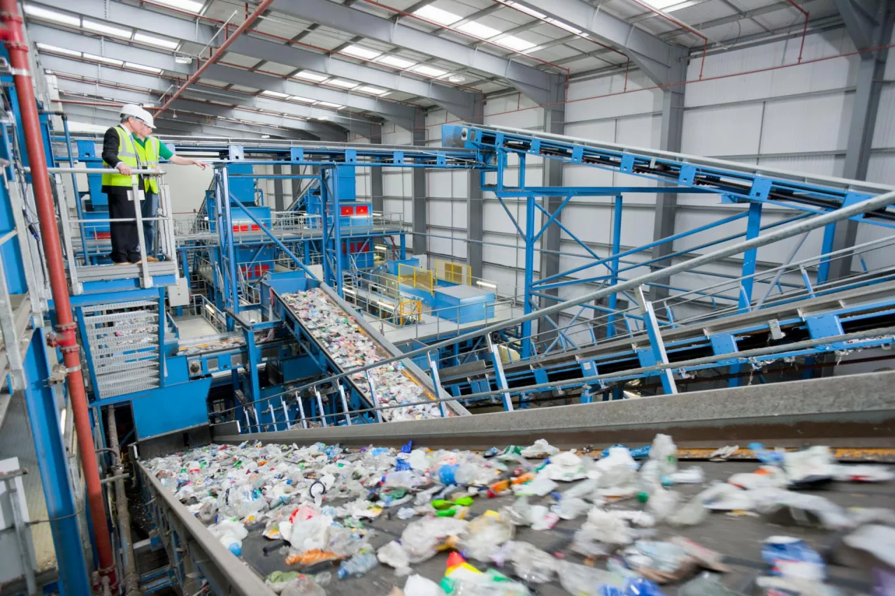 Różne państwa świata nie mogą porozumieć się w sprawie tego, czy lepiej skupić się na zredukowaniu produkcji plastiku, czy na zwiększeniu jego recyklingu (fot. Shutterstock)