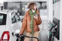 Wakacyjny szczyt ruchu na stacjach paliw. Kiedy kierowcy tankują najczęściej? (fot. Shutterstock)