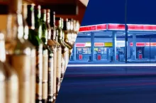 Co stacje paliw sądzą o zakazie sprzedaży alkoholu w ich obiektach? (fot. Canva)