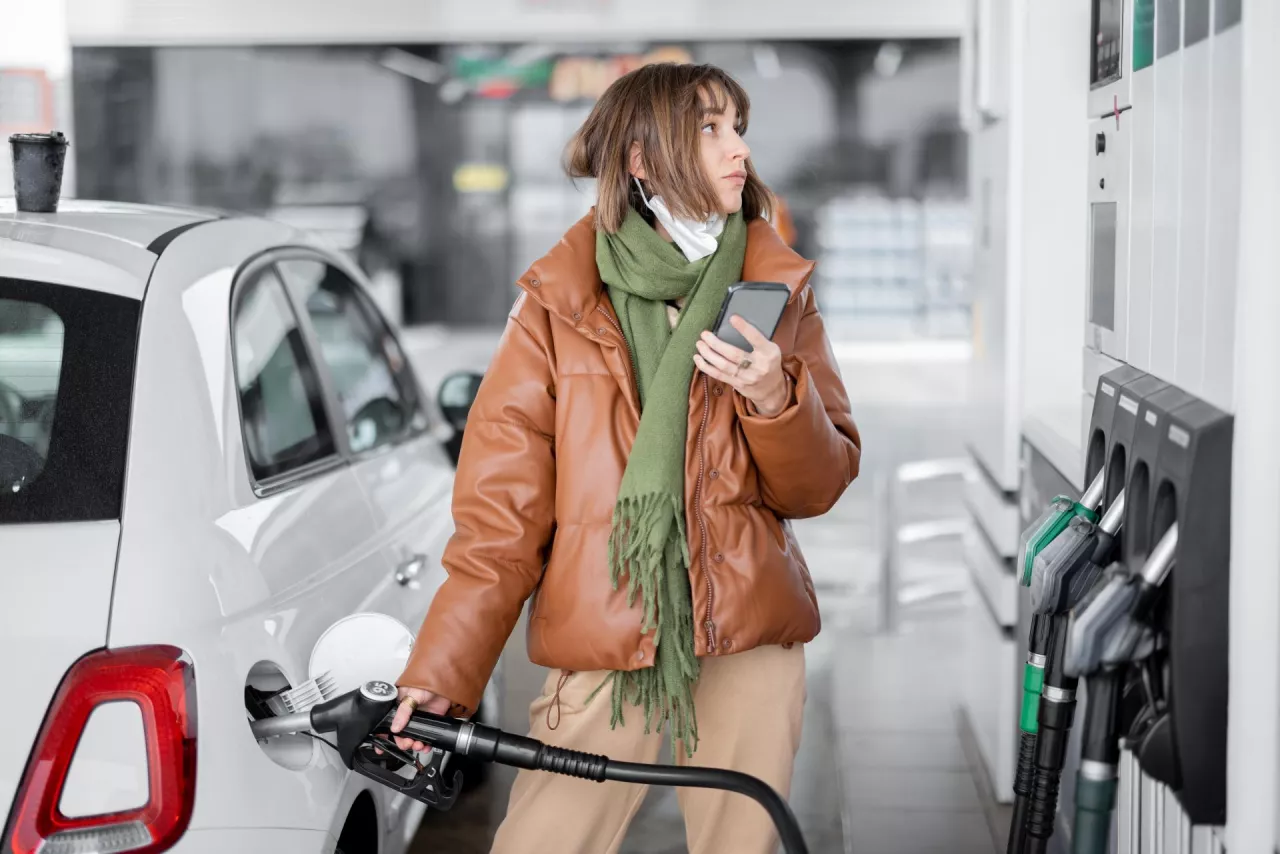Wakacyjny szczyt ruchu na stacjach paliw. Kiedy kierowcy tankują najczęściej? (fot. Shutterstock)