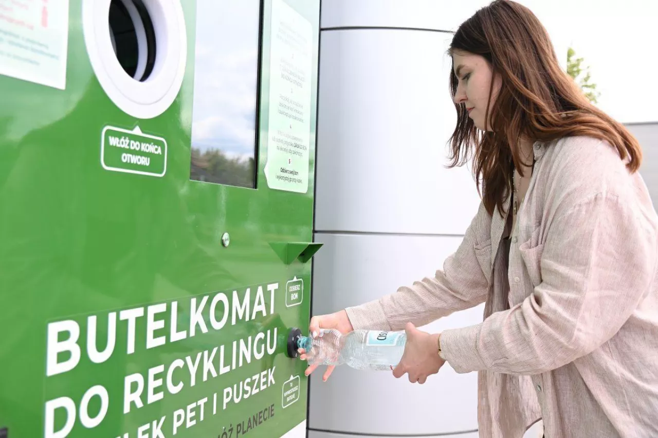 Zgniecione butelki? Dla butelkomatów EcoAction to nie problem 