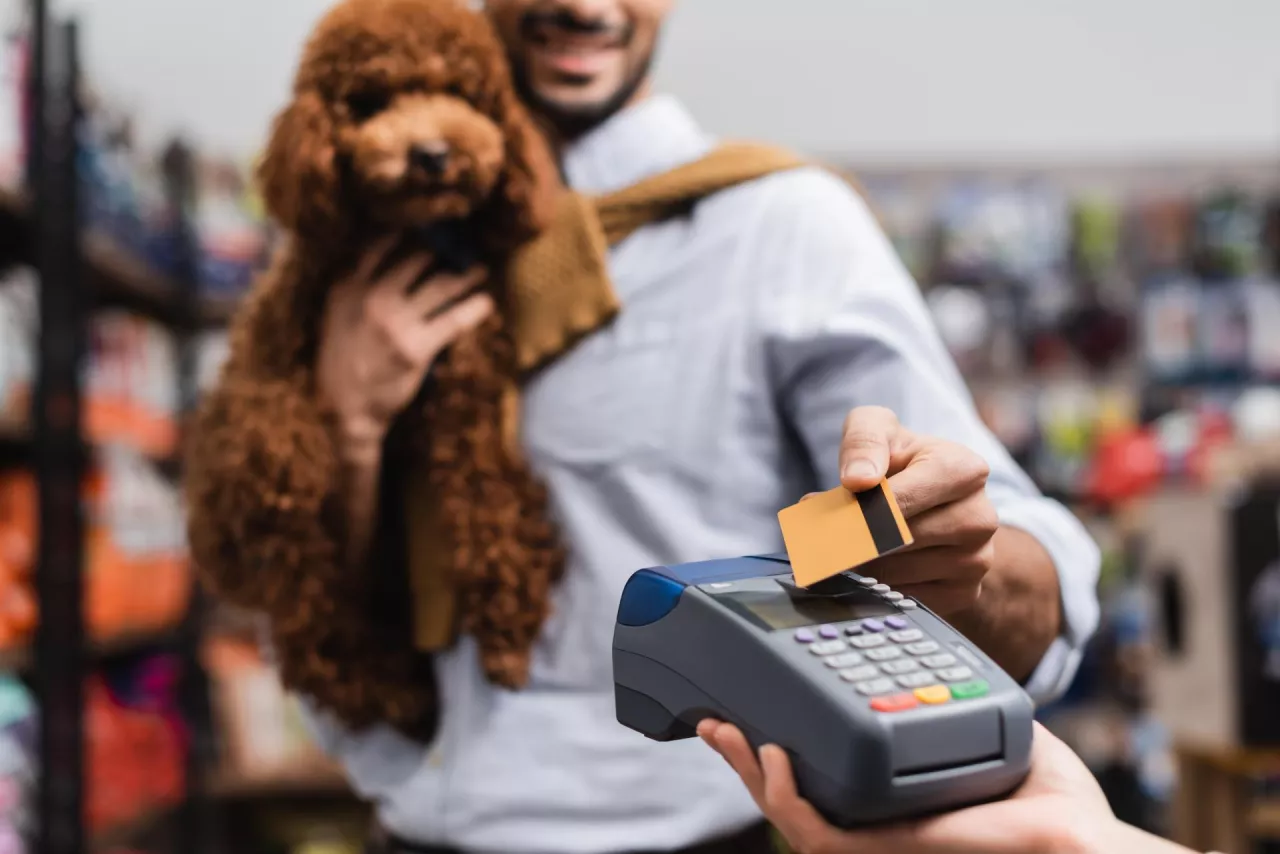 Jakie kanały sprzedaży karmy dla zwierząt wybierają konsumenci? (fot. Shutterstock)