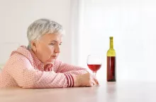Zakaz sprzedaży i spożycia alkoholu i papierosów dla seniorów? (fot. Shutterstock)