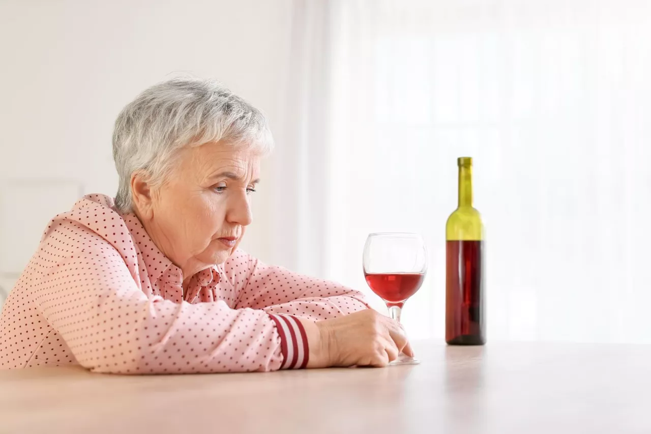 Zakaz sprzedaży i spożycia alkoholu i papierosów dla seniorów? (fot. Shutterstock)
