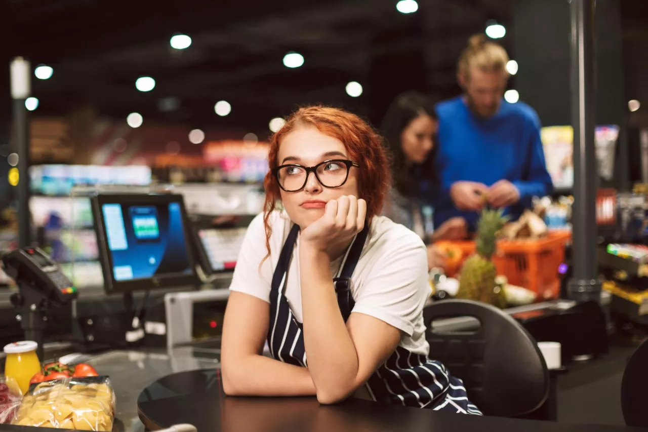 Kasjerka w sklepie (fot. Shutterstock)