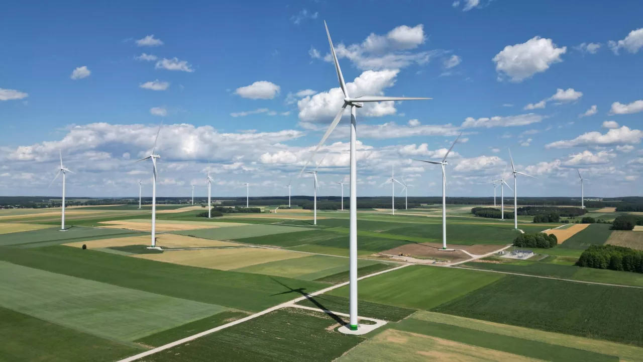 Firmy Leroy Merlin Polska i Bricoman Polska, podpisały z największą polską prywatną grupą energetyczną Polenergia na dostawę energii odnawialnej