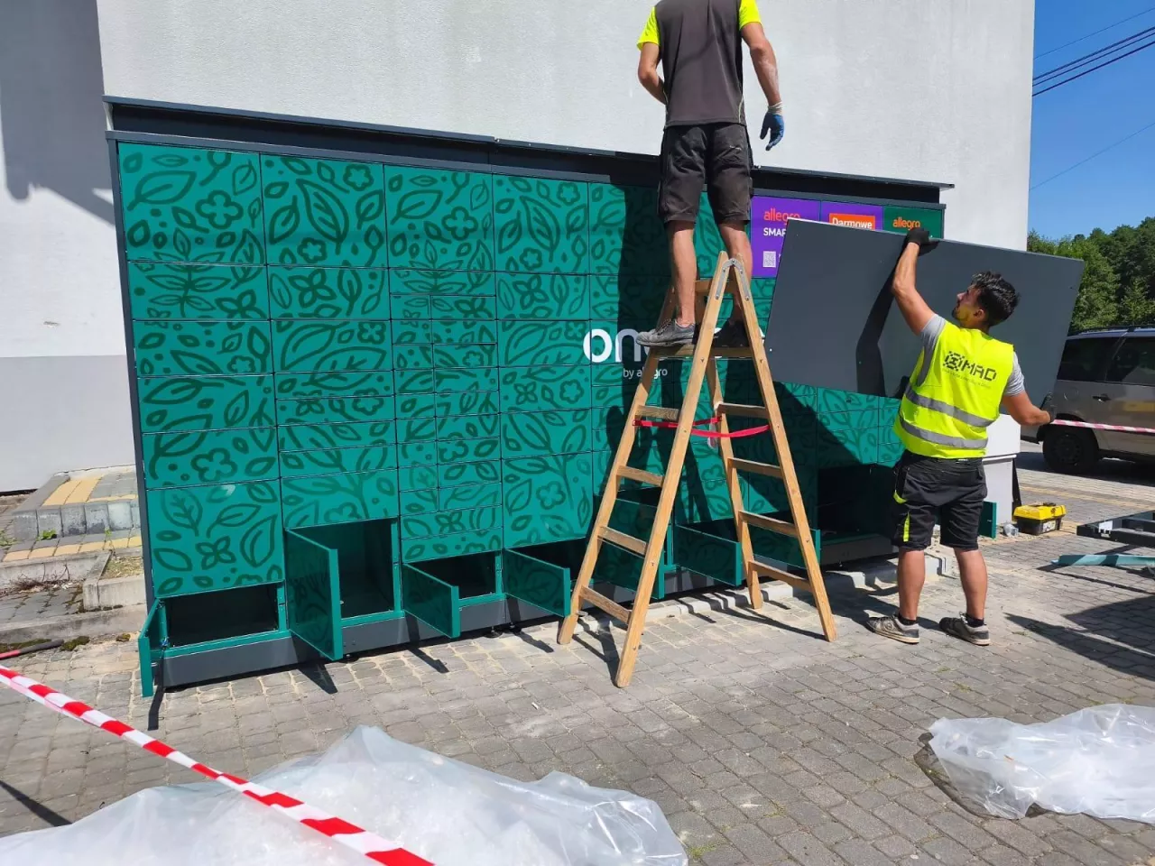 <p>W sierpniu br. przy sklepie U Reni w Golasowicach stanął nowy automat paczkowy</p>