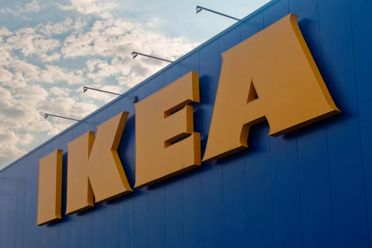 Logo sieci Ikea (fot. Łukasz Rawa/wiadomoscihandlowe.pl)