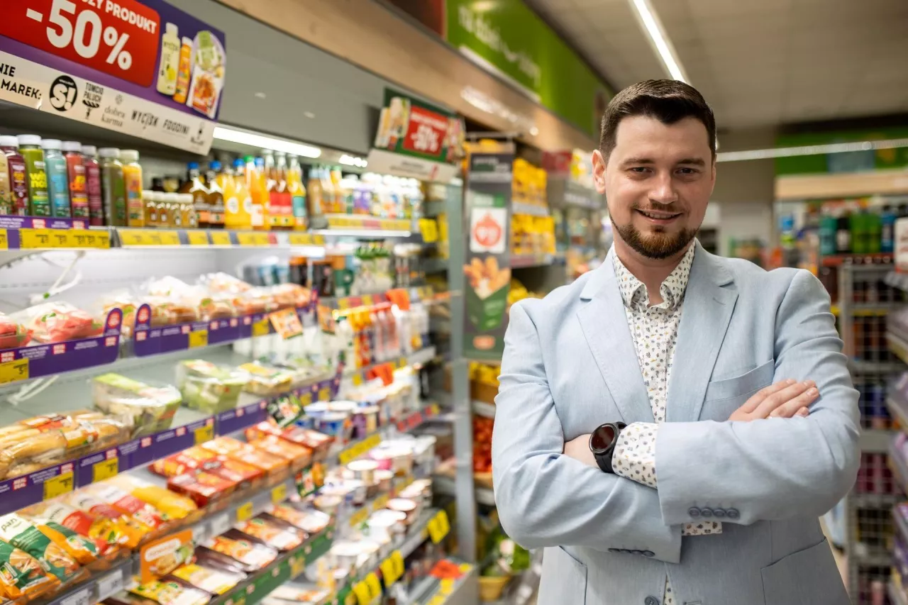 funkcję konsultanta ds. wsparcia obcokrajowców w sieci Żabka objął Artem Pisariev