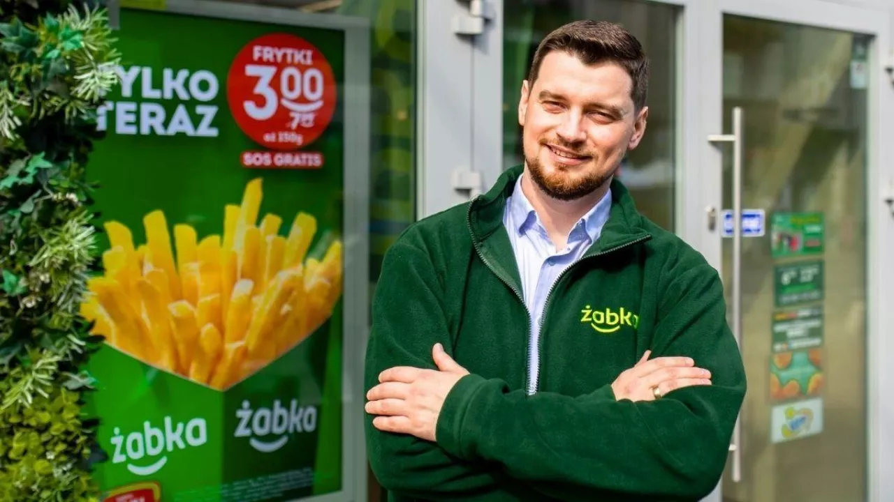 <p>Żabka tworzy nową funkcję w sieci – Konsultant ds. Wsparcia Obcokrajowców. Został nim Artem Pisariev (fot. Żabka Polska)</p>