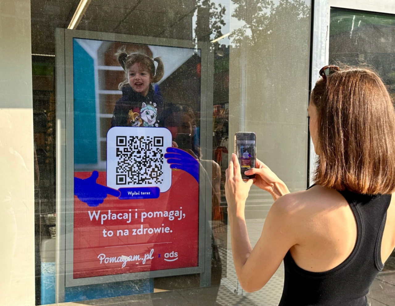Żabka Polska nawiązała współpracę z platformą Pomagam.pl, aby promować dobroczynność