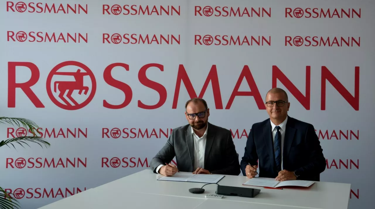 Rossmann podpisał strategiczną umowę o współpracy z Politechniką Śląską. Partnerstwo otwiera studentom i absolwentom drzwi do pracy w Centrum Dystrybucyjnym Rossmanna w Pyskowicach k. Gliwic
