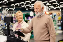 Dopasowanie oferty sklepu do potrzeb młodych pokoleń, a jednocześnie osób w wieku 40+ jest dużym wyzwaniem dla branży handlowej (fot. Shutterstock)