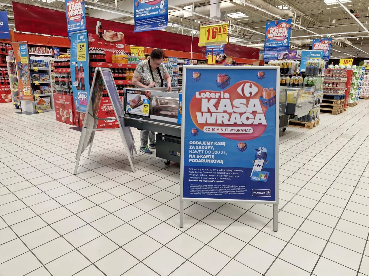 Sieć Carrefour walczy o lojalność klientów, organizując loterię pod hasłem ”Kasa wraca” (fot. materiały prasowe)