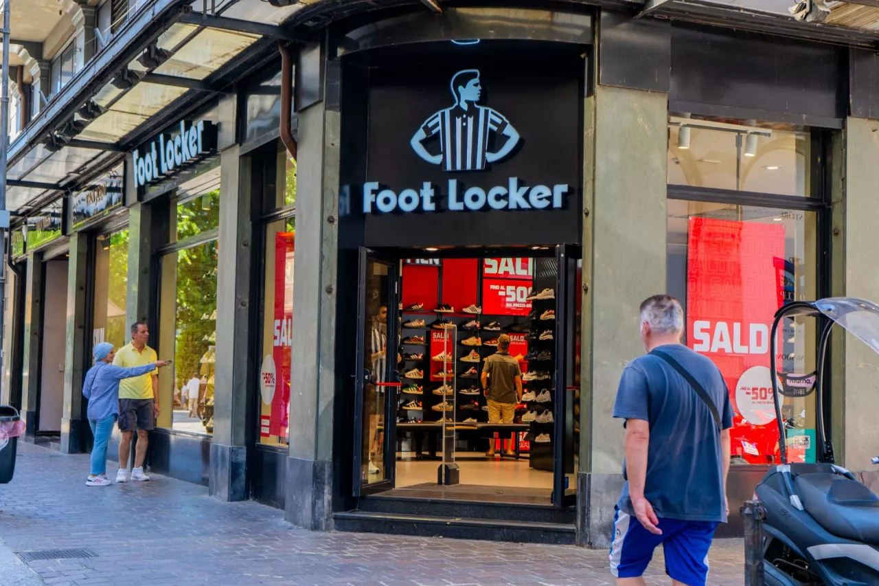 Sieć Foot Locker ma ponad 2,4 tys. sklepów. W Polsce działa ich 12 (fot. Shutterstock)