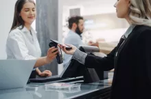 Młodzi Polacy płaca kartą rzadziej od swoich rodziców (fot. Shutterstock)