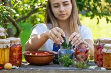 Z Barometru Providenta wynika, że w tym roku domowe przetwory już przygotowało ponad 80 proc. Polaków (fot. Shutterstock)