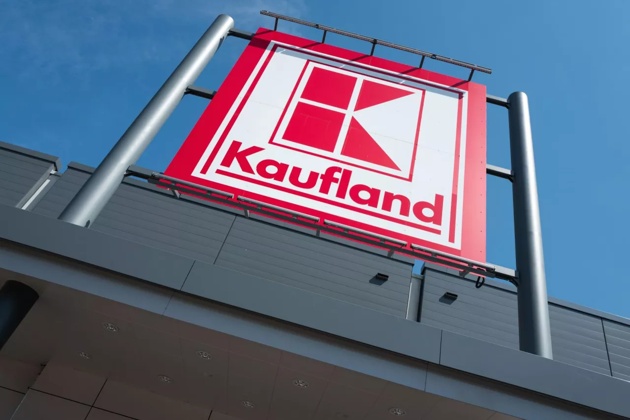 Do połowy 2026 r. wszystkie sklepy Kaufland mają być wyposażone w urządzenia do zbiórki opakowań objętych systemem kaucyjnym (fot. Shutterstock)