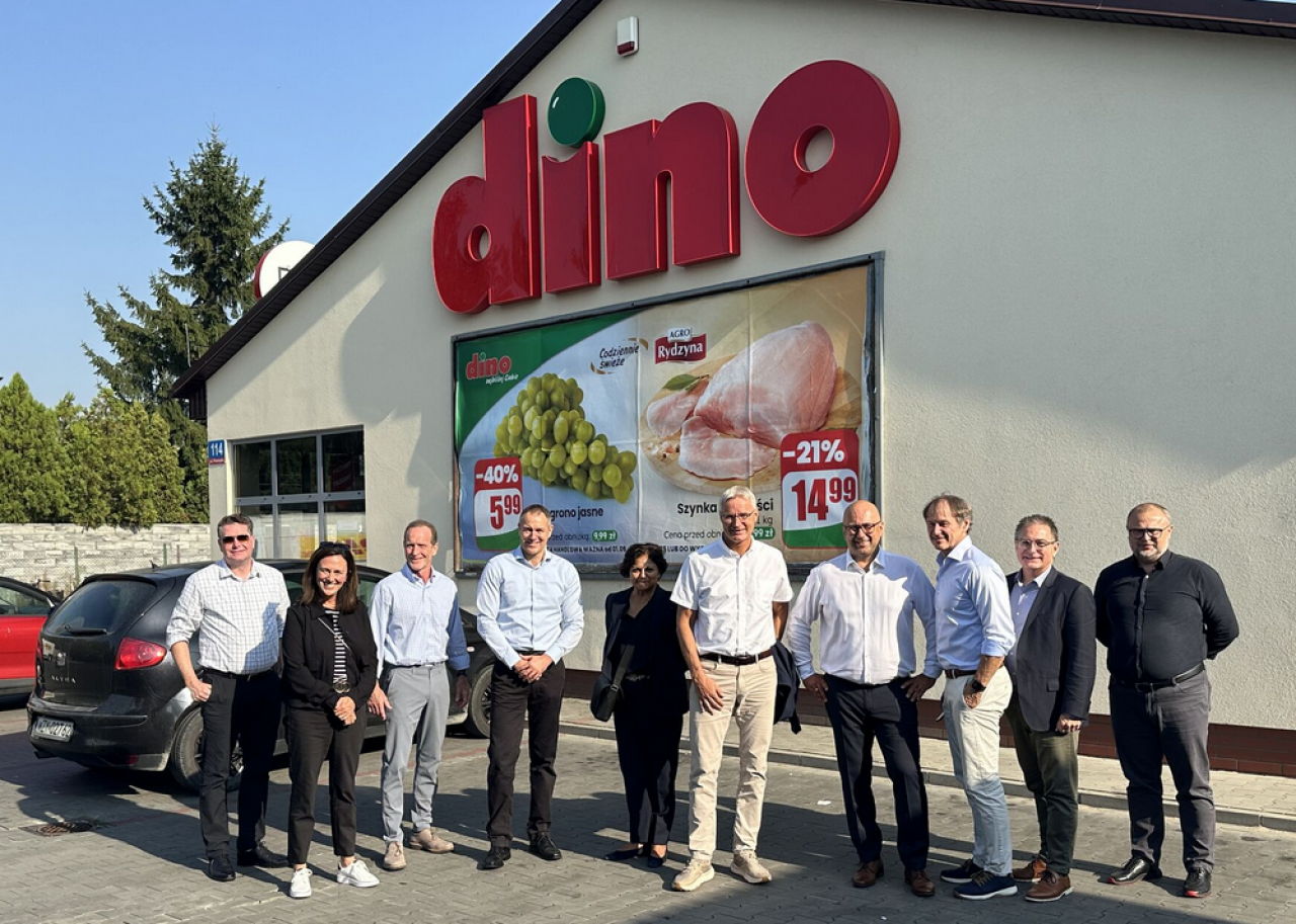 Przedstawiciele kanadyjskiej sieci Lublaw i Netto Polska przed sklepem sieci Dino w Polsce
