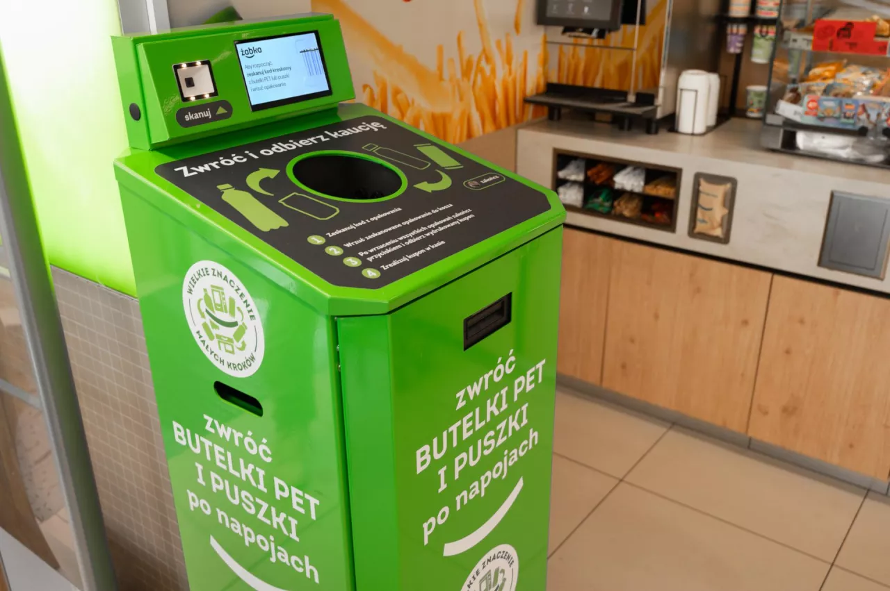 <p>Docelowo wszystkie sklepy Żabka – za wyjątkiem Żabka Nano – objęte zostaną systemem kaucyjnym</p>