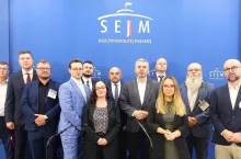 <p>Mocne słowa w Sejmie: franczyza w Polsce to patologia. Apel o szybką zmianę prawa (fot. Partia Razem)</p>