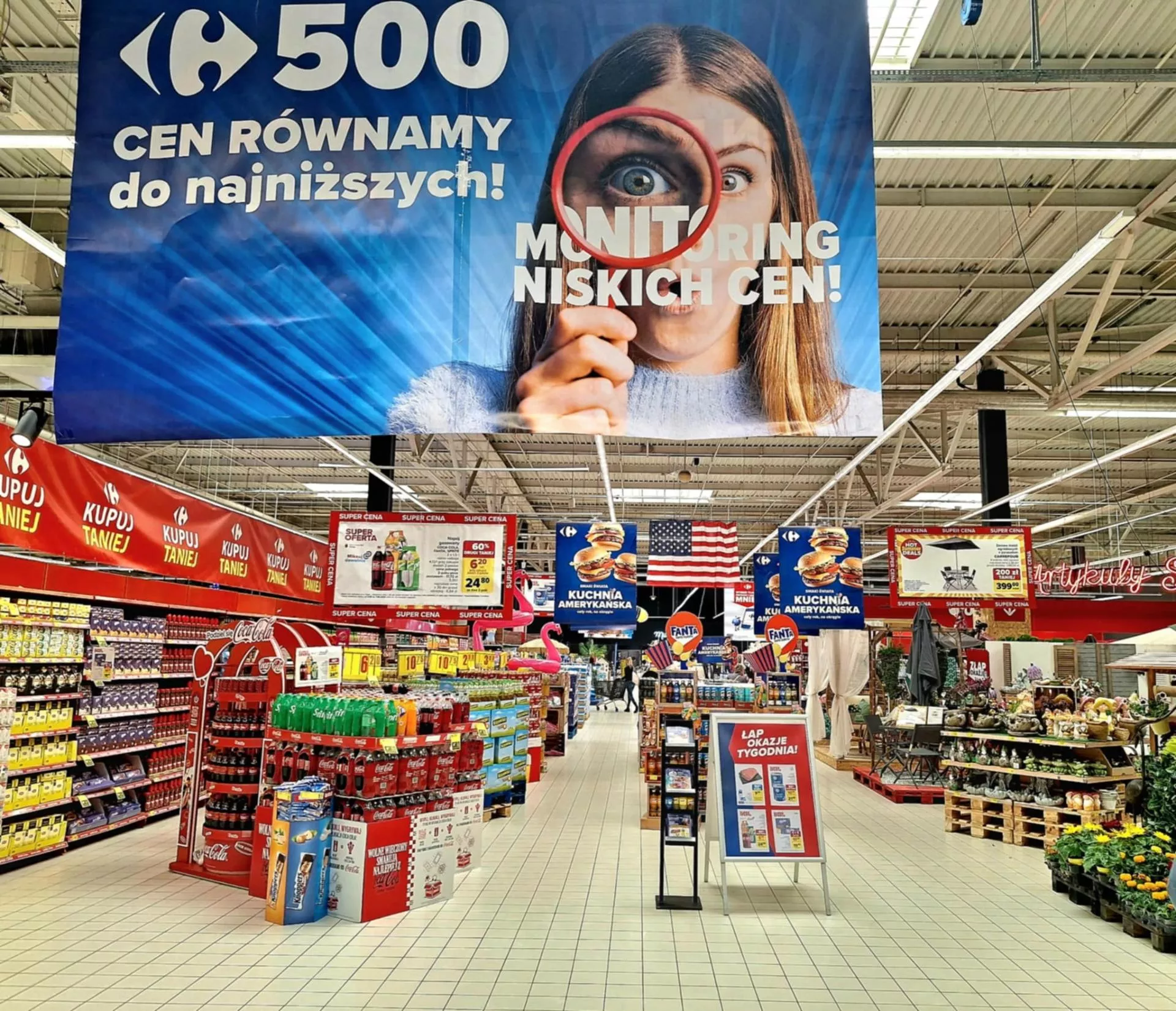 Pierwszy rozbiór Carrefoura. Netto, Biedronka, Auchan, Kaufland - kto ma ochotę na jego sklepy w Polsce?