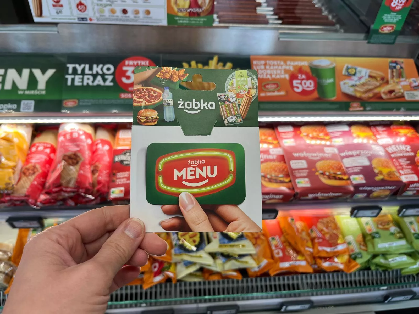 Żabka wprowadza karty podarunkowe wielokrotnego użytku. Nowa oferta dla klientów i biznesu