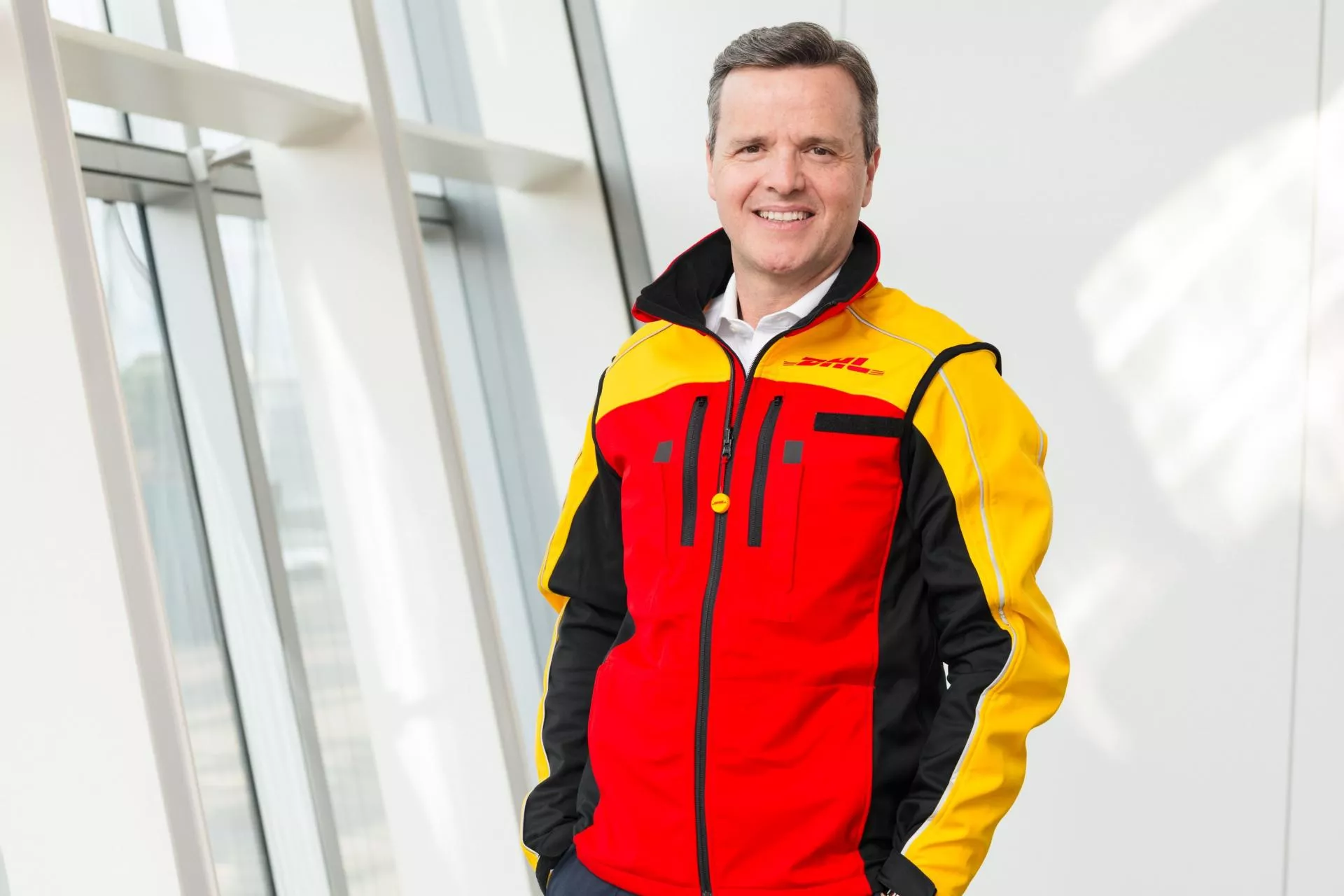 DHL kupuje w Polsce sieć automatów paczkowych od Chińczyków i rzuca wyzwanie InPostowi