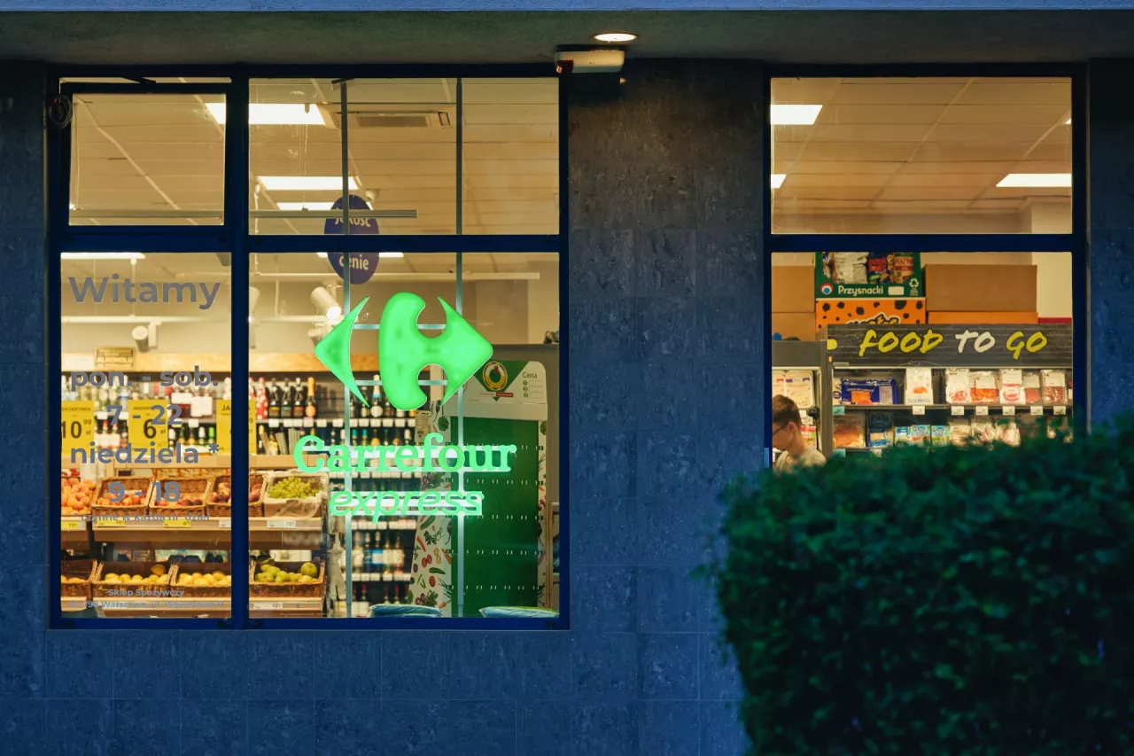 <p>Sieć Carrefour szuka chętnego na sklepy, w tym te działające we franczyzie pod szyldami Carrefour Market, Carrefour Express czy Globi. Do kogo trafią te szyldy?</p>