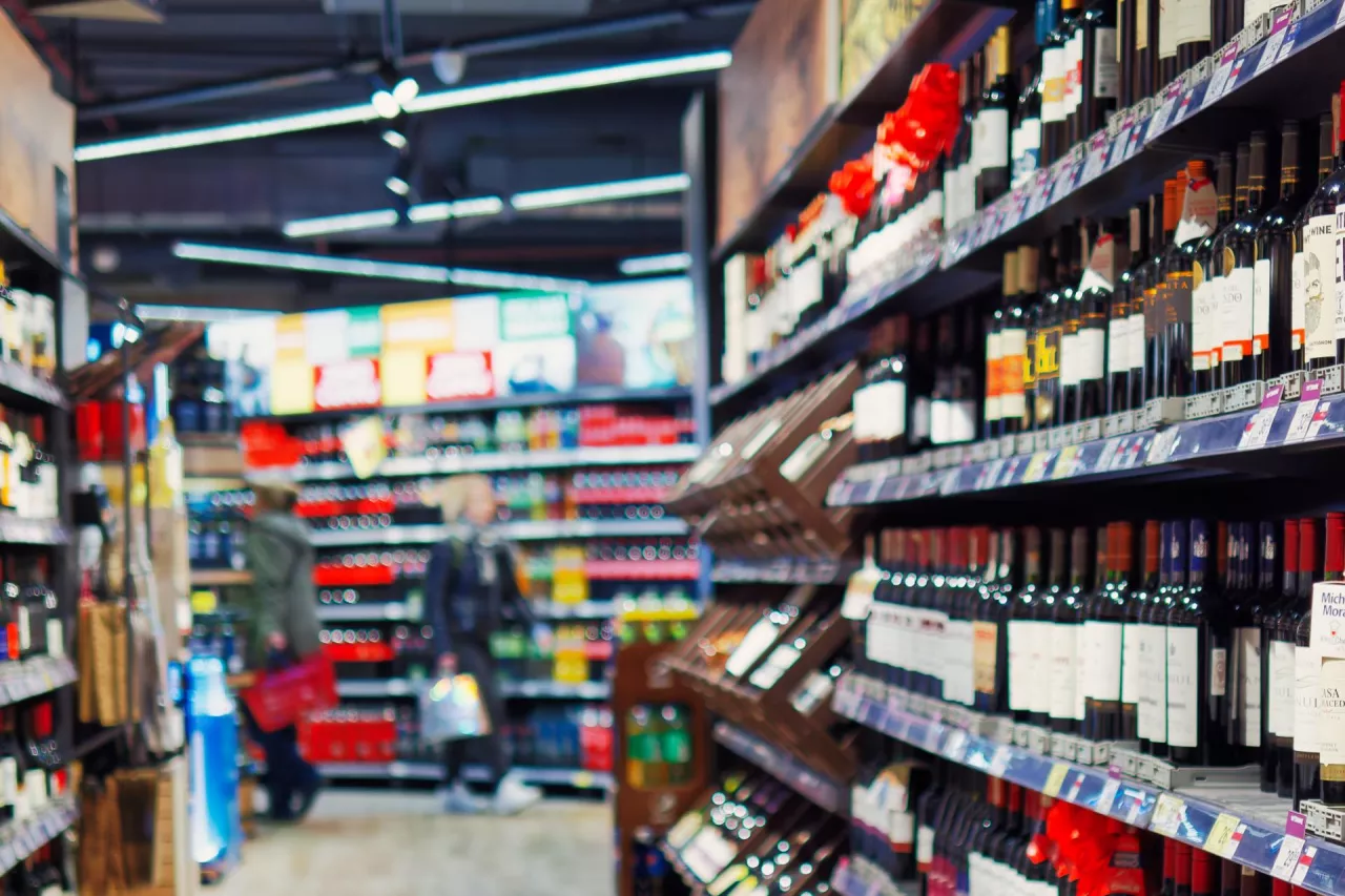 Półka z alkoholem w sklepie (fot. ŁR, wiadomoscihandlowe.pl)