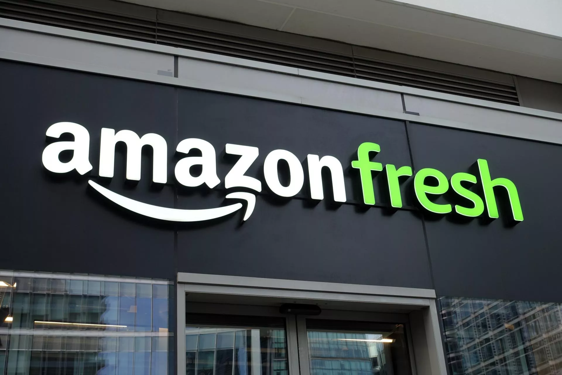 Amazon wycofuje sklepy Amazon Fresh w Wielkiej Brytanii. Co dalej z handlem spożywczym online?