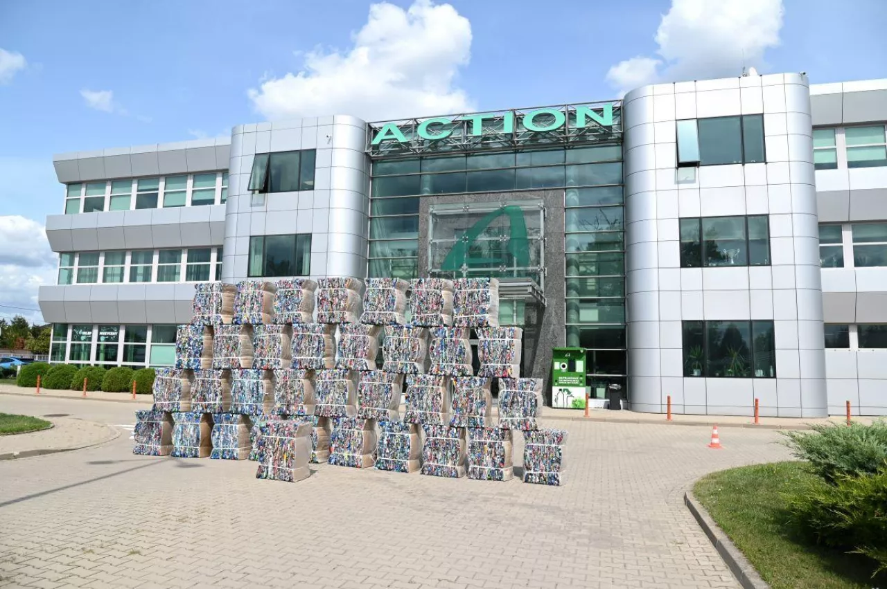 Zobacz film o recyklomacie EcoAction, czyli zróbmy razem coś dobrego