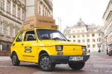 IKEA otwiera pierwszy kompaktowy sklep w Polsce. Promuje go żółty Fiat 126p (fot. Dawid Nawrocki/IKEA)