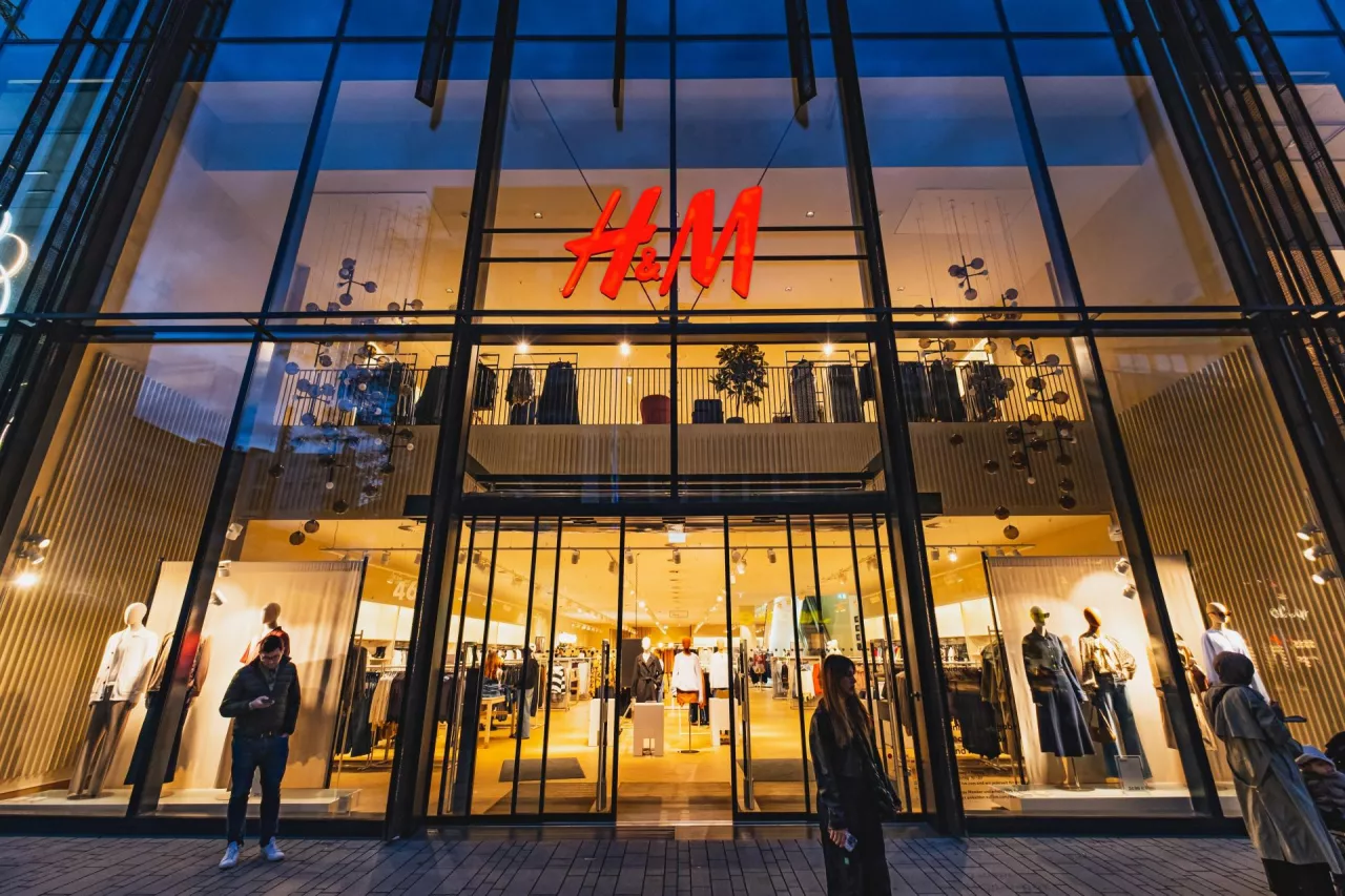 Sklep marki H&amp;M (fot.Shutterstock)