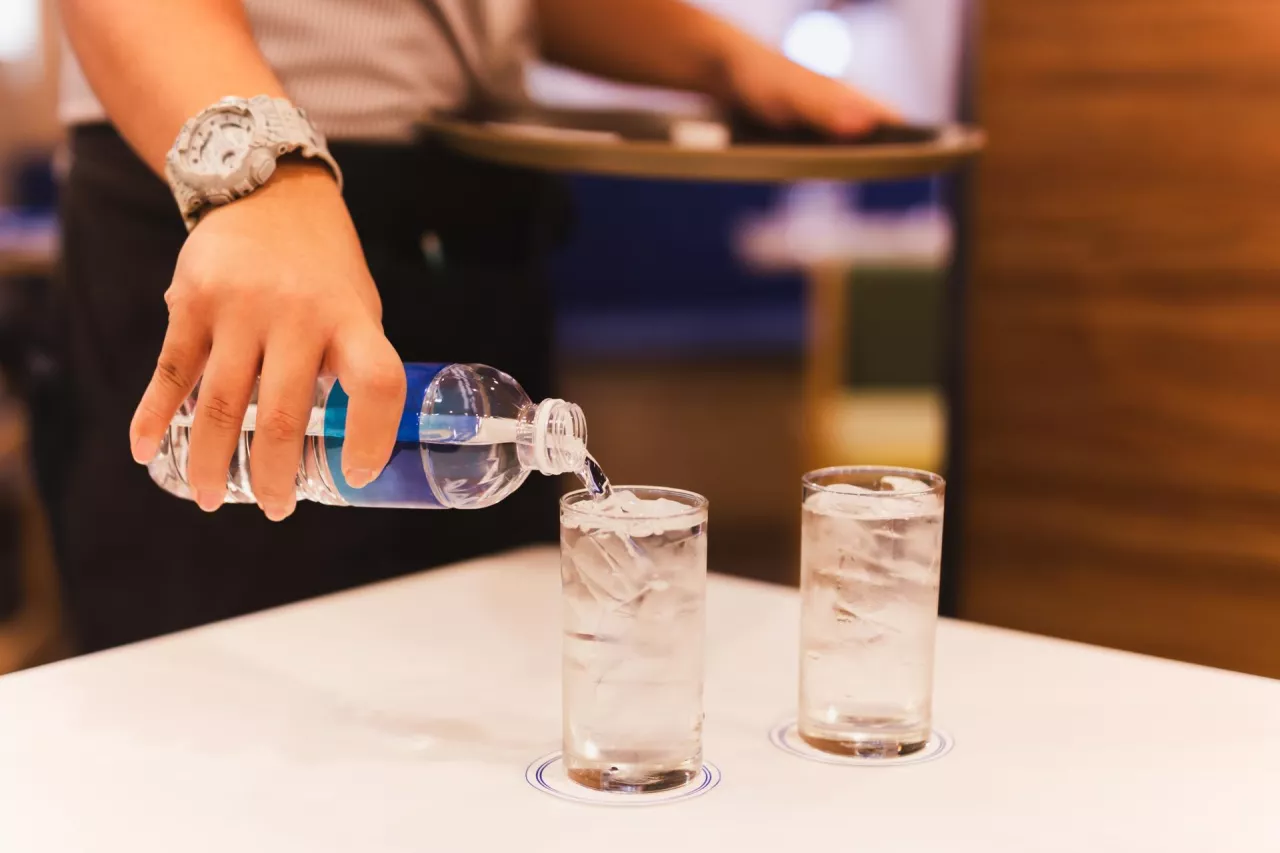 Darmowa woda w restauracjach. Lewica proponuje zmiany w ustawie (fot. Shutterstock)