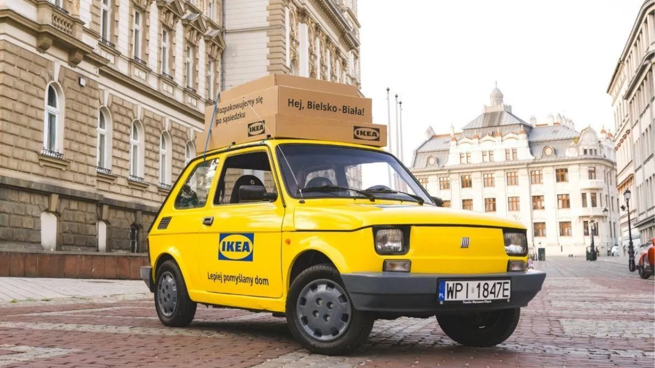 IKEA otwiera pierwszy kompaktowy sklep w Polsce. Promuje go żółty Fiat 126p (fot. Dawid Nawrocki/IKEA)