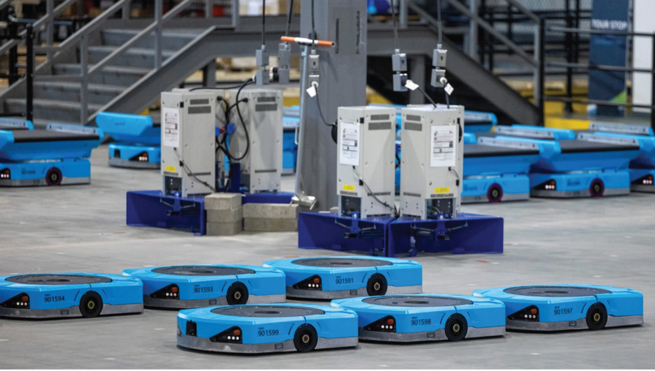 Na zdj. roboty w magazynie Amazona (fot. Amazon)