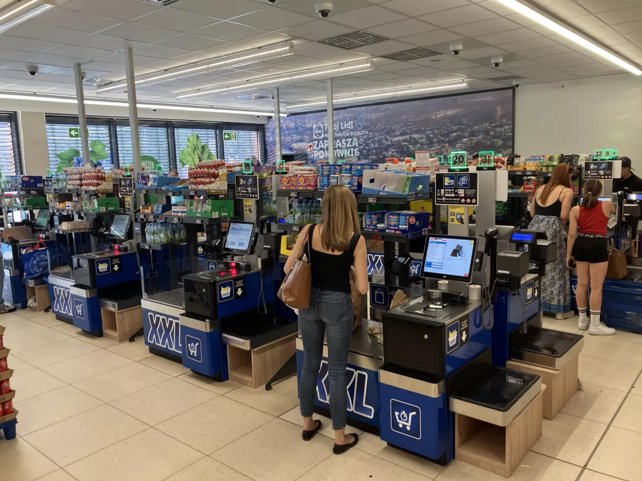Lidl testuje linię kasową z 20 stanowiskami samoobsługowymi w jednym ze swoich polskich sklepów (fot. Sebastian Rennack)