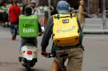 Kurierzy Uber Eats i Glovo (fot. Shutterstock)