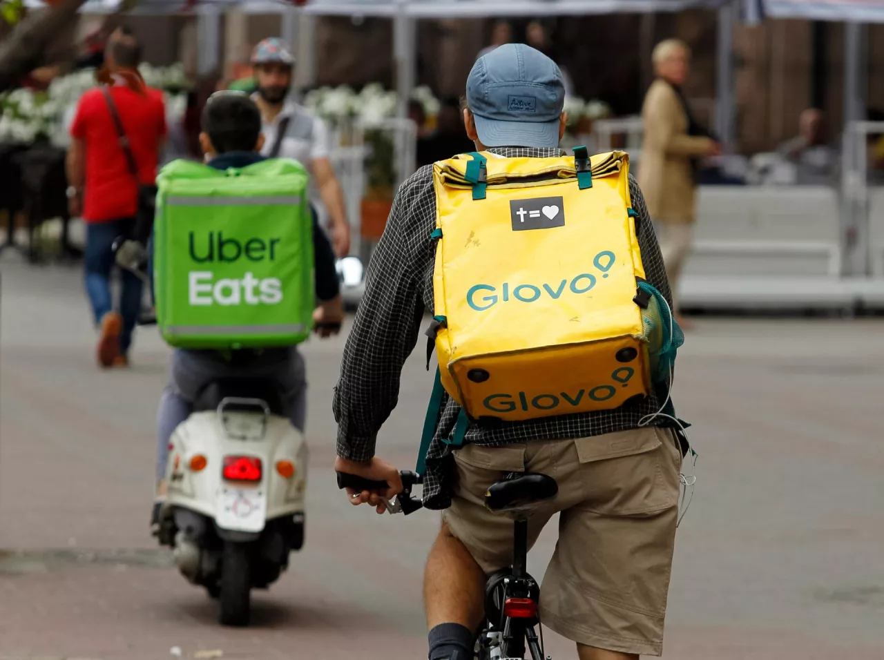 Kurierzy Uber Eats i Glovo (fot. Shutterstock)