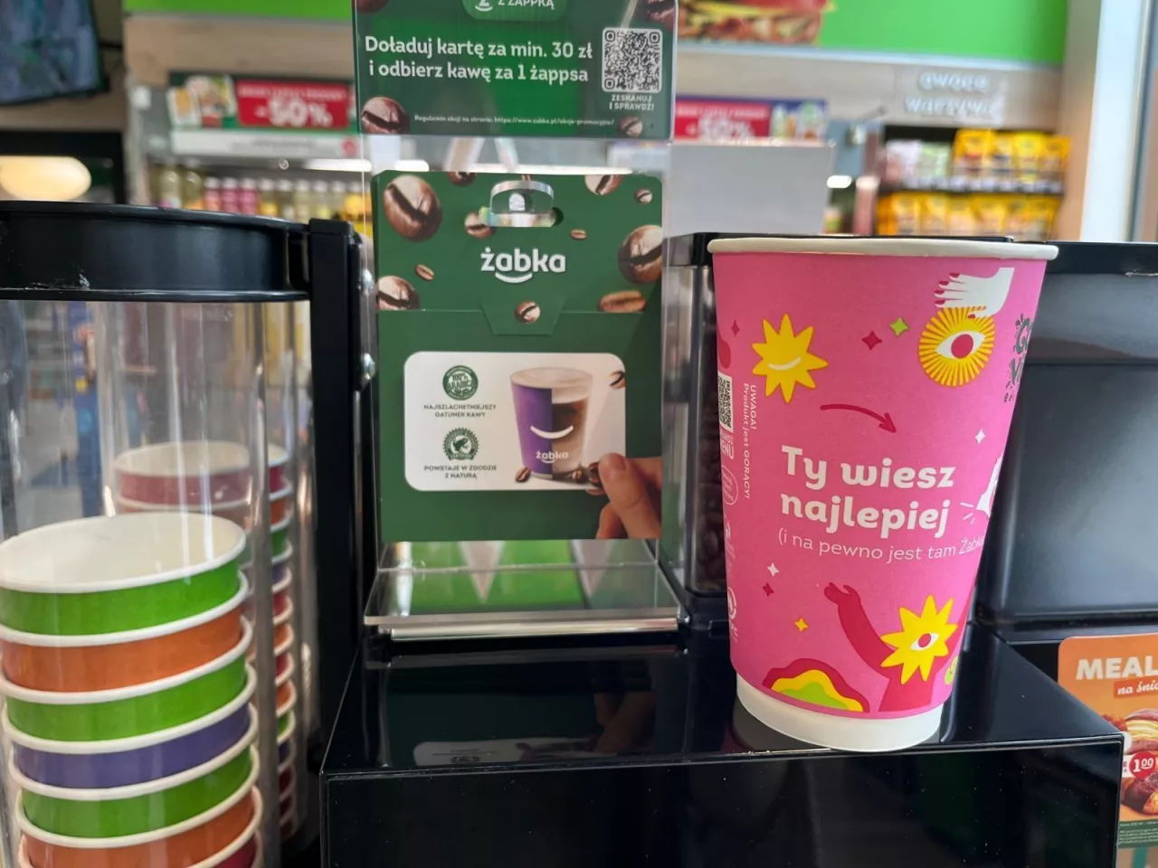 Kawa w Żabce. Sieć sklepów convenience jest jednocześnie największą siecią kawiarni w Polsce