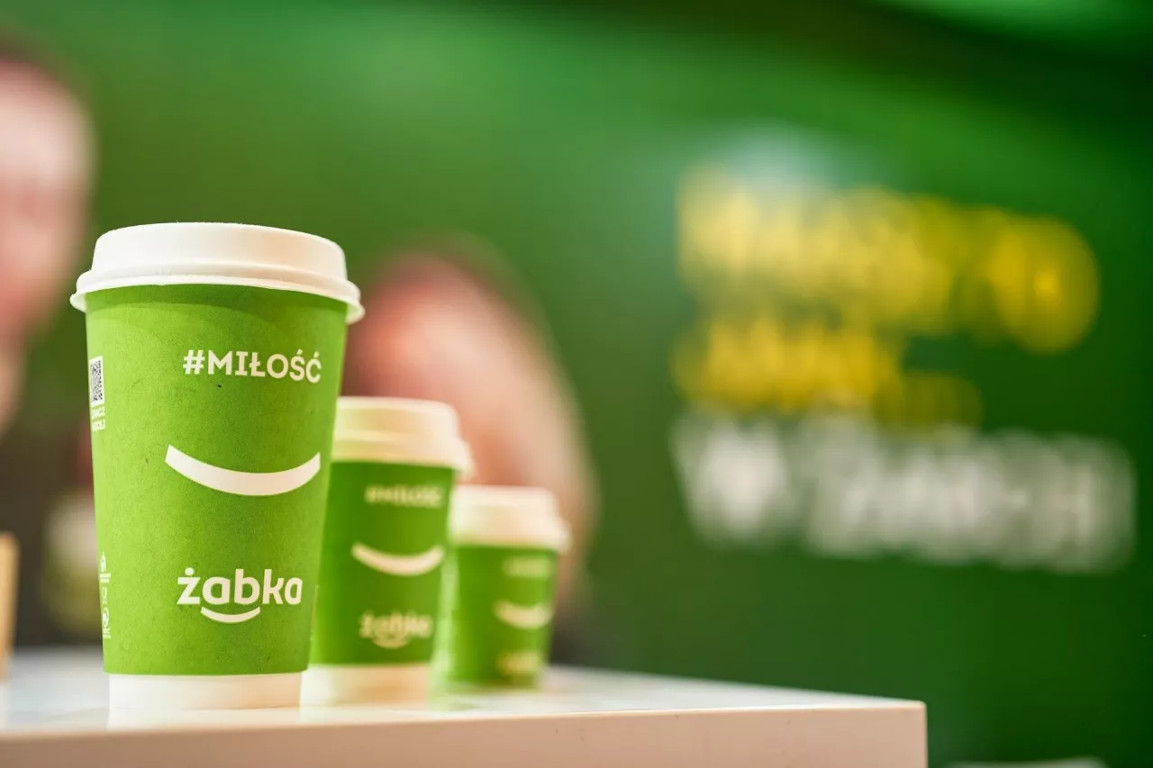 <p>Dzięki skali operacyjnej Żabka jest dziś największą siecią kawiarni w Polsce</p>