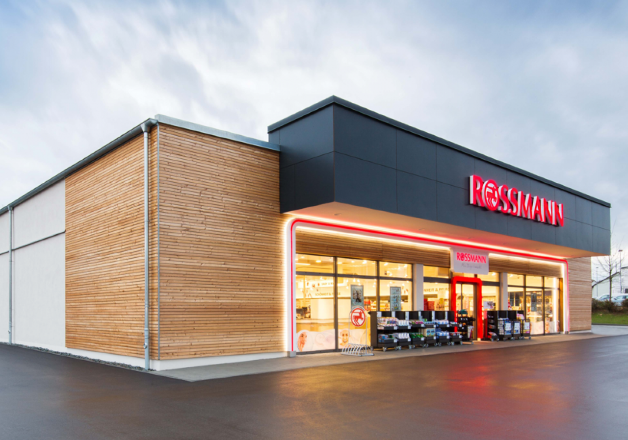 Tak wygląda z zewnątrz pokazowa drogeria Rossmanna w niemieckim Wennebostel. Czy to właśnie taki koncept zadebiutuje w Polsce? (fot. Rossmann)
