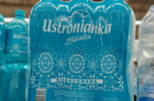 Butelki wody Ustronianka na półce sklepu Kaufland