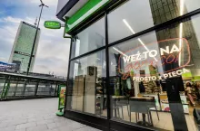 <p>Cel otwarć na lata 2025–2028 został podniesiony do ponad 1 300 otwarć rocznie wobec 1 000 na lata 2026 - 2028 w dotychczasowych planach</p>