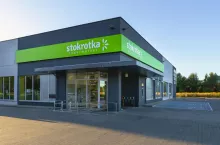 <p>Nowy format sklepów Stokrotki. Market z kasami wspieranymi przez AI (fot. Stokrotka)</p>