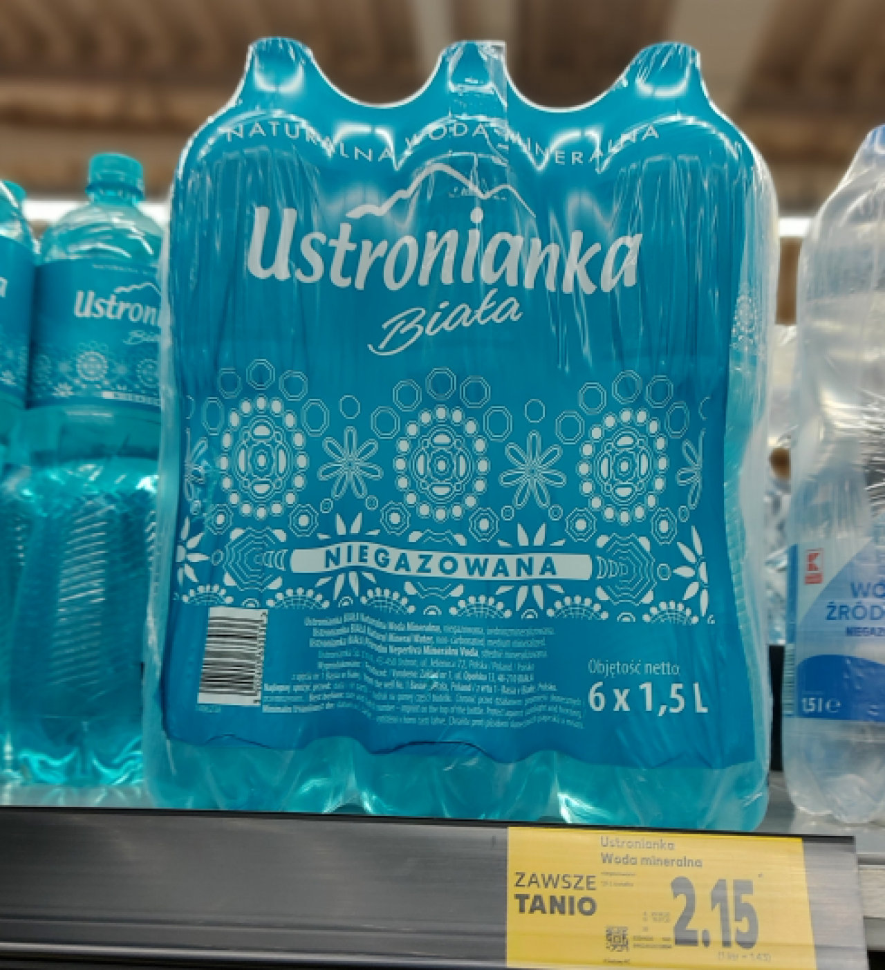 Butelki wody Ustronianka na półce sklepu Kaufland