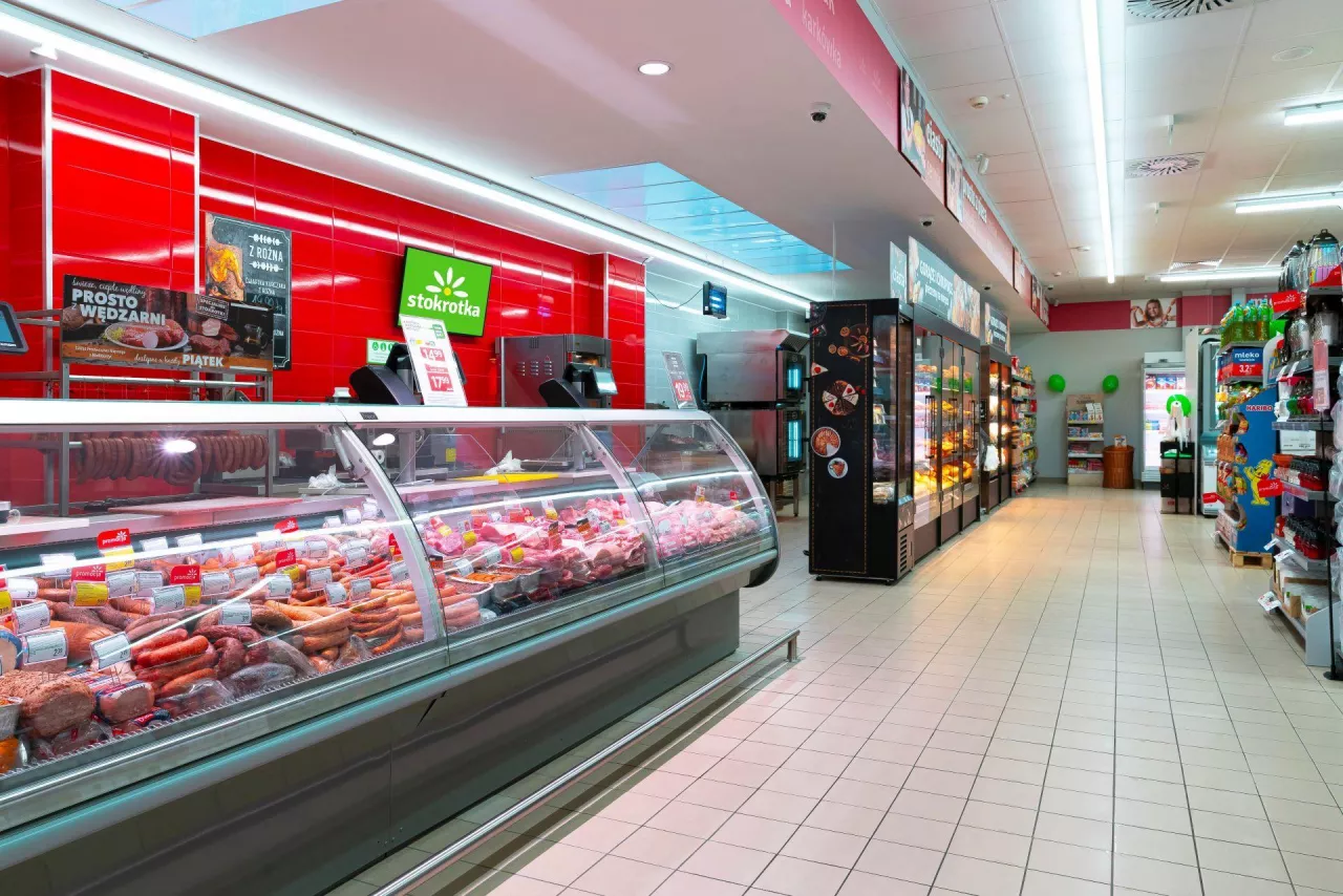 <p>Nowy format sklepów Stokrotki. Market z kasami wspieranymi przez AI (fot. Stokrotka)</p>