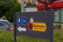Nowy system kamer na parkingach Biedronki. Nawet 3,5 tys. zł kary za parkowanie (fot. Shutterstock)
